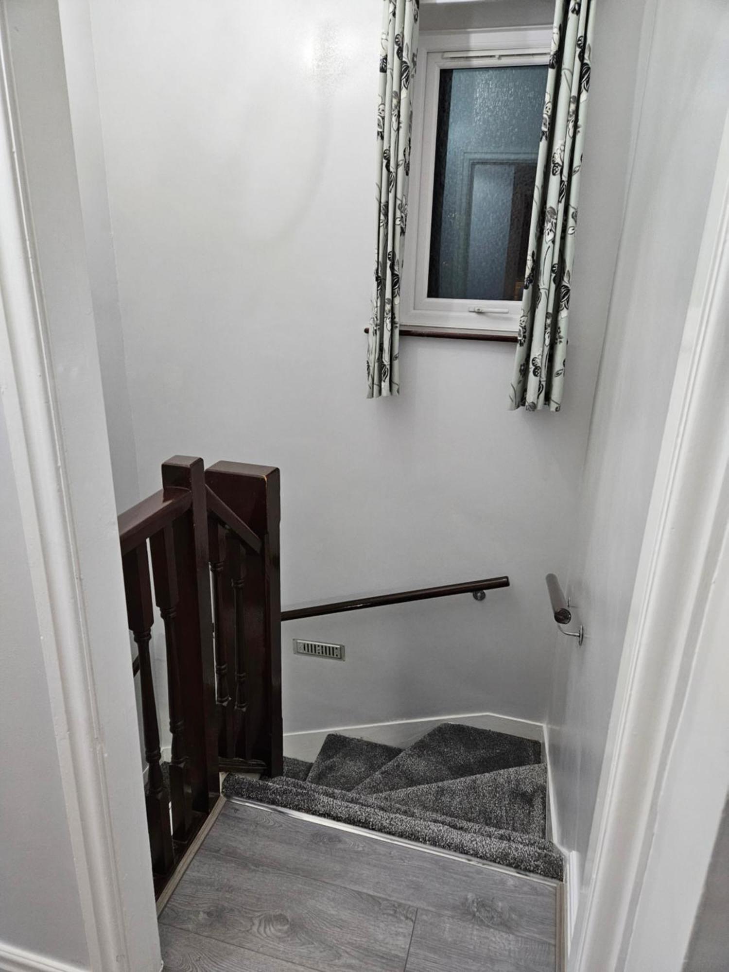 Lister Park Bradford 2Bed Detached Cottage House Parking Cinema Screen Games Room Exterior photo